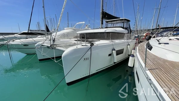 Lagoon 42 - Yacht Charter Sailica