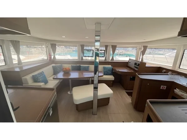 Lagoon 42 - Yacht Charter Sailica