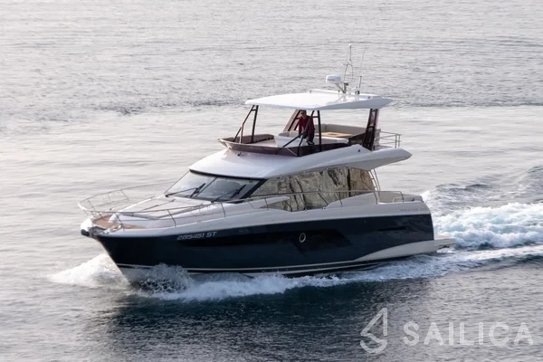 Prestige 520 Flybridge - Yacht Charter Sailica
