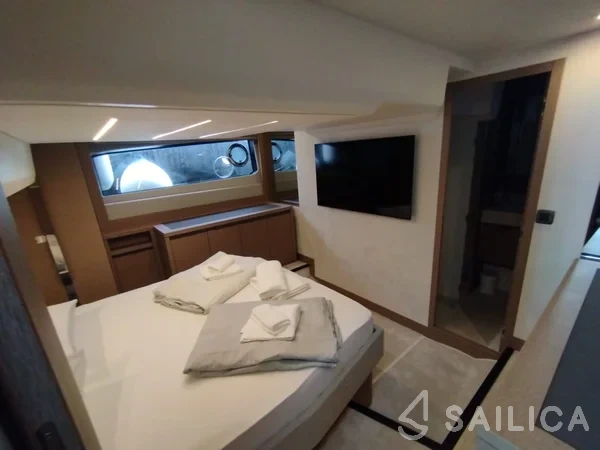 Prestige 520 Flybridge - Yacht Charter Sailica