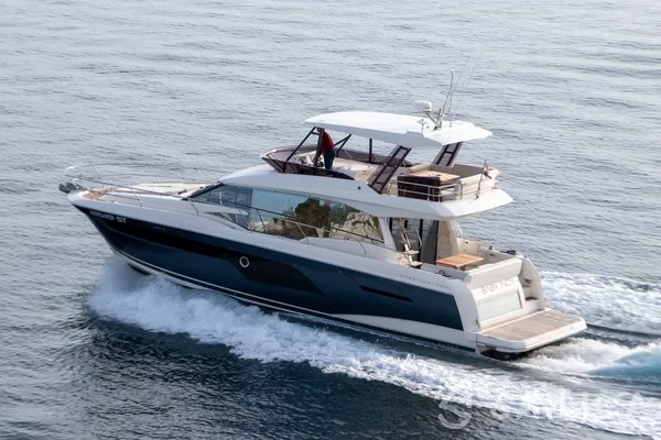 Prestige 520 Flybridge - Yacht Charter Sailica