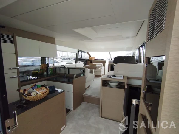 Prestige 520 Flybridge - Yacht Charter Sailica