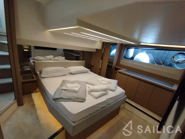 Prestige 520 Flybridge - Yacht Charter Sailica