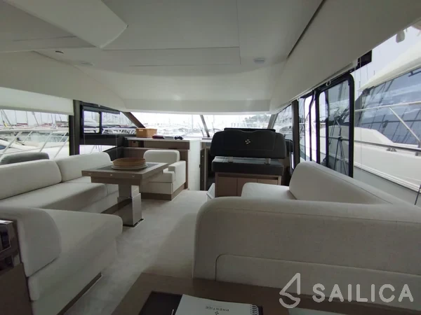 Prestige 520 Flybridge - Yacht Charter Sailica