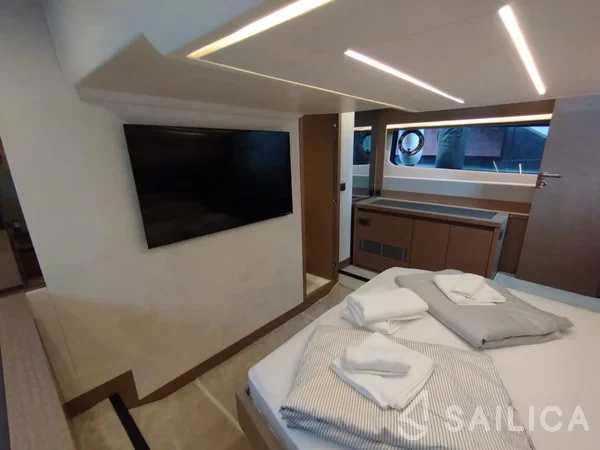 Prestige 520 Flybridge - Yacht Charter Sailica
