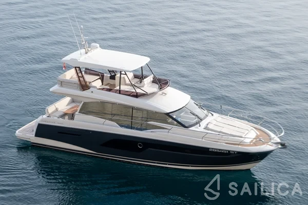 Prestige 520 Flybridge - Yacht Charter Sailica