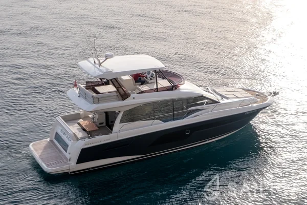Prestige 520 Flybridge - Yacht Charter Sailica