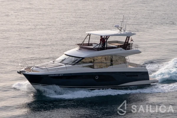 Prestige 520 Flybridge - Yacht Charter Sailica