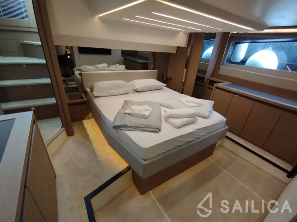 Prestige 520 Flybridge - Yacht Charter Sailica
