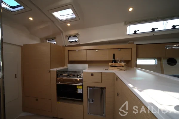 Hanse 410 - Yacht Charter Sailica