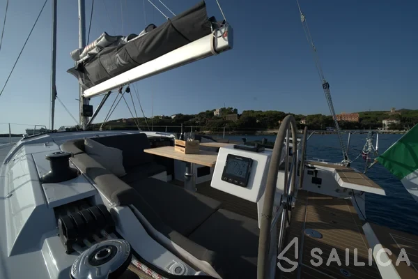 Hanse 410 - Yacht Charter Sailica