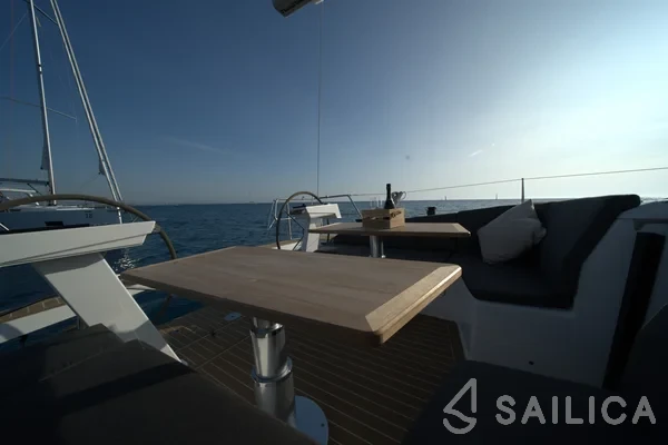 Hanse 410 - Yacht Charter Sailica