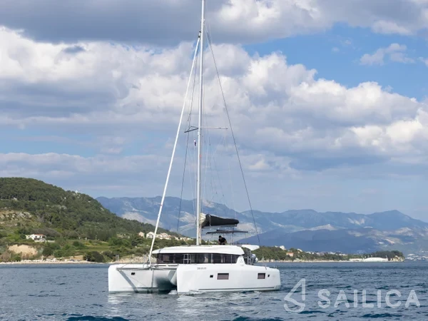 Lagoon 42 - Yacht Charter Sailica