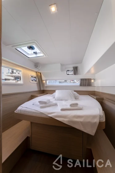 Lagoon 42 - Yacht Charter Sailica