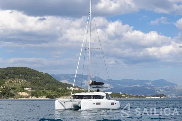 Lagoon 42 - Yacht Charter Sailica