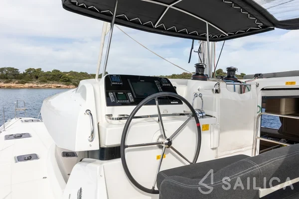 Lagoon 42 - Yacht Charter Sailica