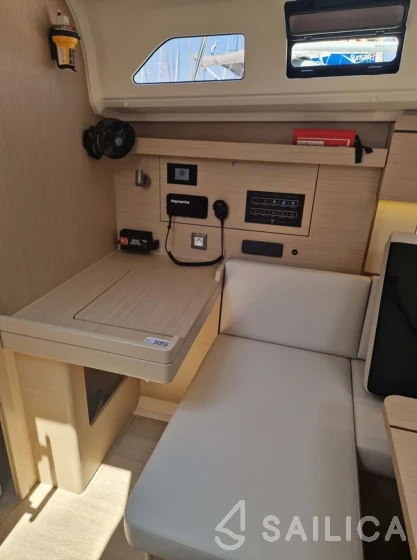 Oceanis 40.1 - Yacht Charter Sailica