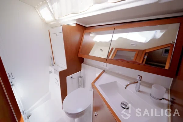 Oceanis 45 - Yacht Charter Sailica