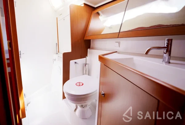 Oceanis 45 - Yacht Charter Sailica
