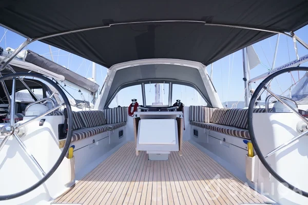 Oceanis 45 - Yacht Charter Sailica