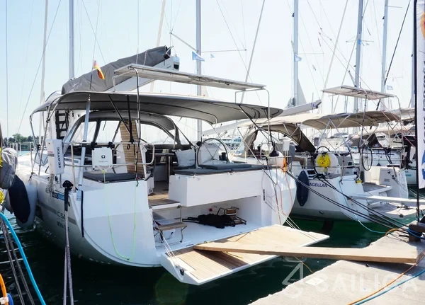 Bavaria C50 Style - 3 + 1 cab. - Yacht Charter Sailica