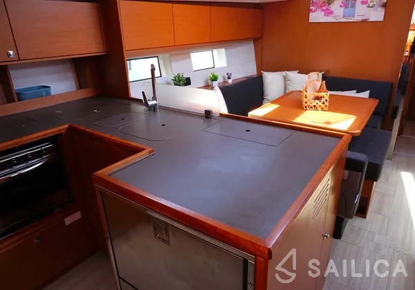 Bavaria C50 Style - 3 + 1 cab. - Yacht Charter Sailica