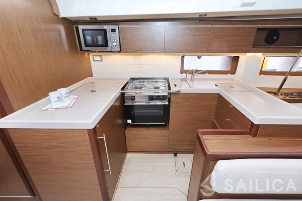 Oceanis 51.1 - Yacht Charter Sailica