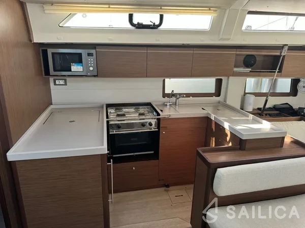 Oceanis 51.1 - Yacht Charter Sailica