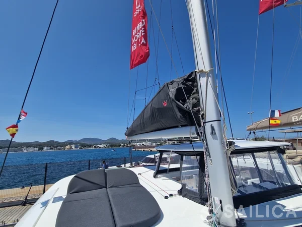 Lagoon 42 - Yacht Charter Sailica