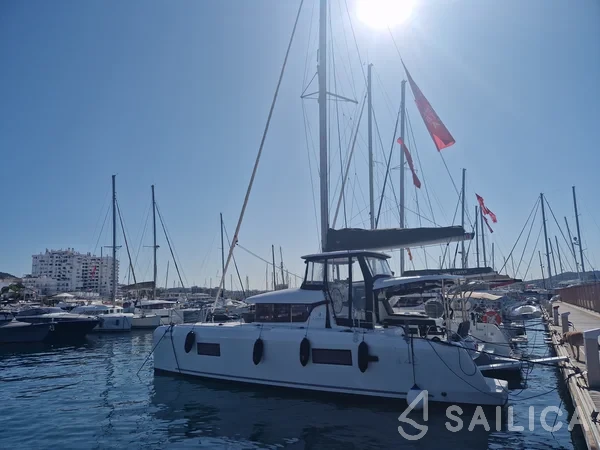 Lagoon 42 - Yacht Charter Sailica