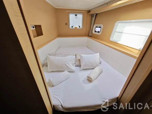 Lagoon 400 S2 - Yacht Charter Sailica