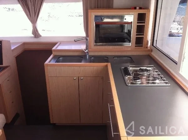 Lagoon 400 S2 - Yacht Charter Sailica