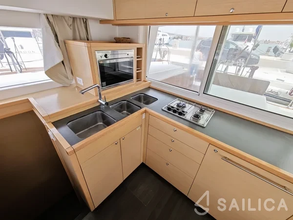 Lagoon 400 S2 - Yacht Charter Sailica