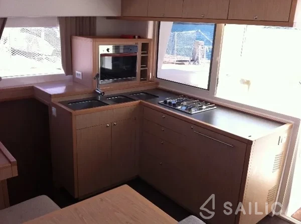 Lagoon 400 S2 - Yacht Charter Sailica
