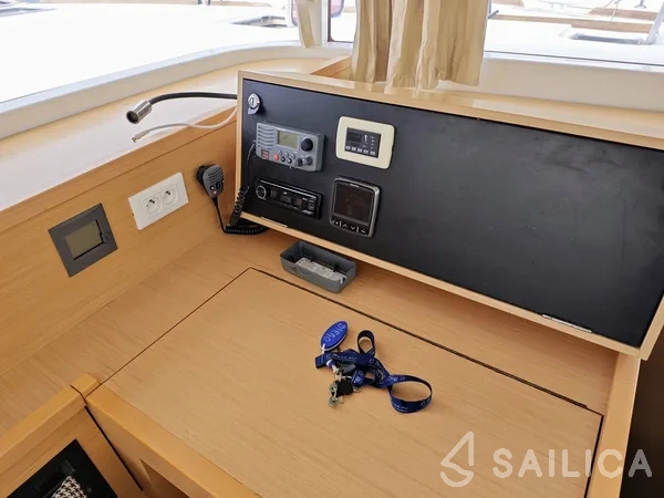 Lagoon 400 S2 - Yacht Charter Sailica