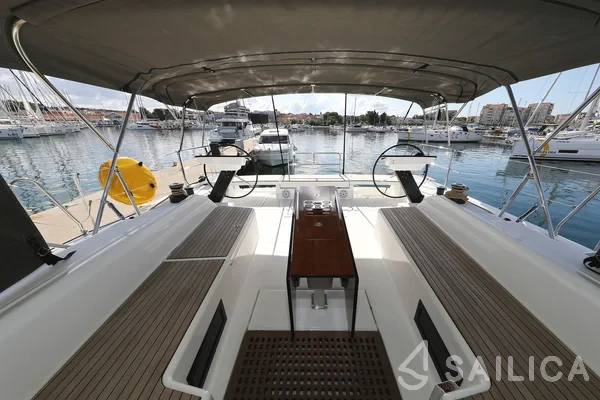 Dufour 530 - Photo #33 Dufour 530 - Yacht Charter Sailica