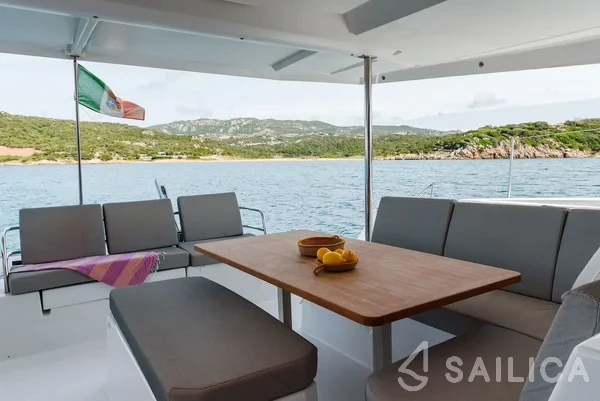 Astréa 42 - Yacht Charter Sailica