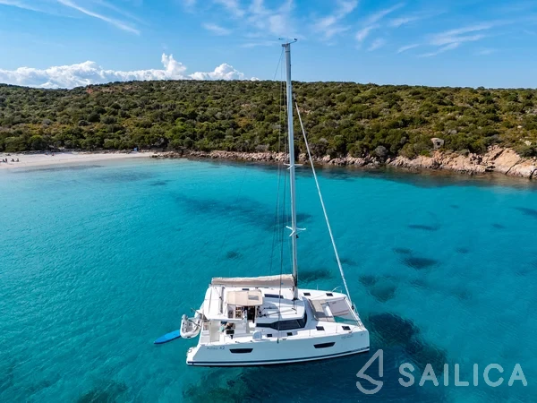 Astréa 42 - Yacht Charter Sailica