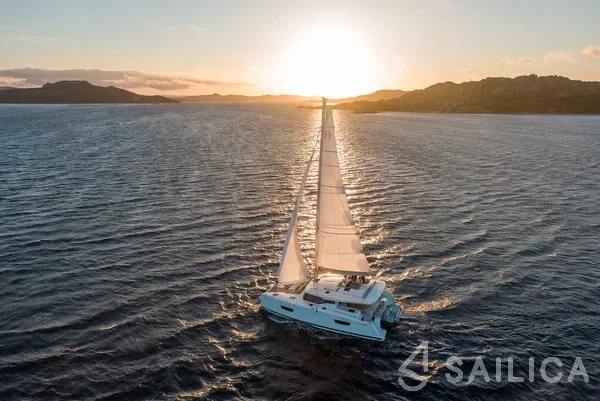Astréa 42 - Yacht Charter Sailica