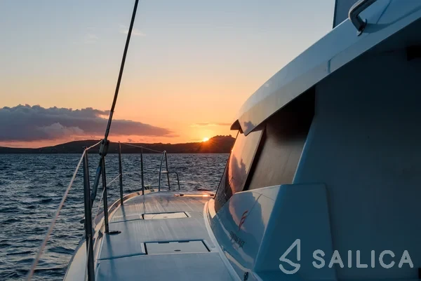 Astréa 42 - Yacht Charter Sailica