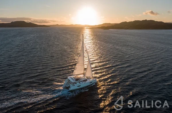 Astréa 42 - Yacht Charter Sailica