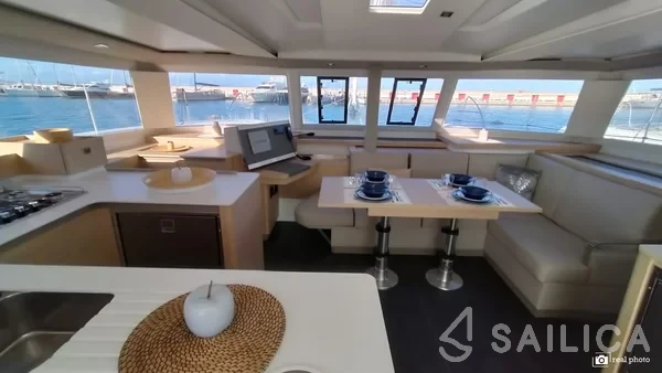 Astréa 42 - Yacht Charter Sailica
