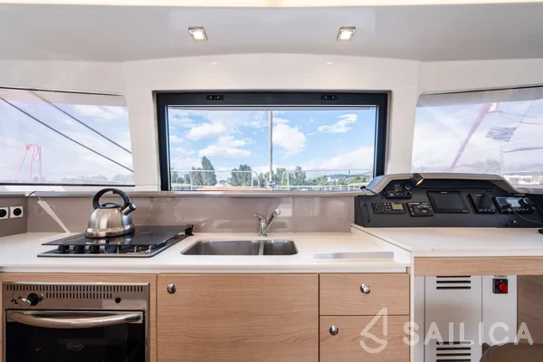 Bali 4.1 - Yacht Charter Sailica