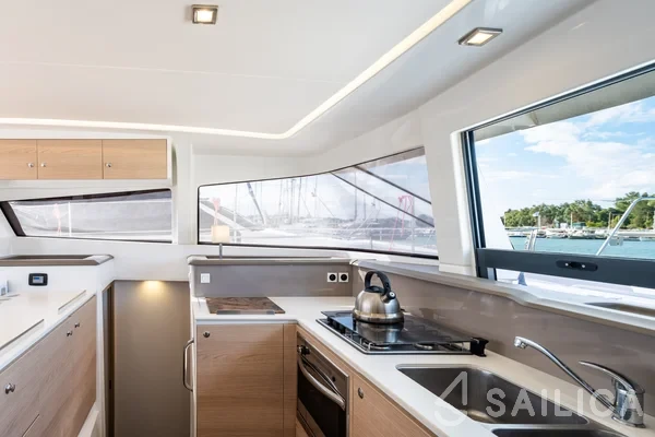 Bali 4.1 - Yacht Charter Sailica