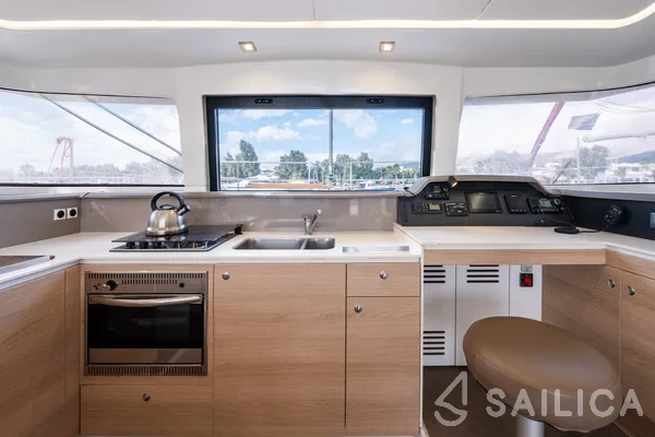 Bali 4.1 - Yacht Charter Sailica