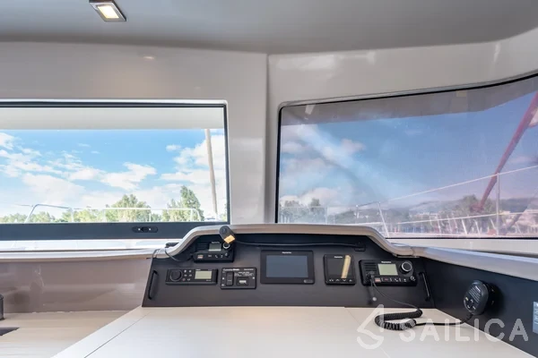 Bali 4.1 - Yacht Charter Sailica