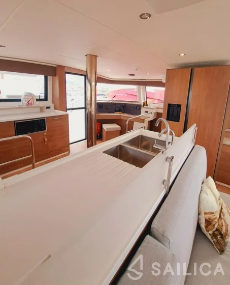 Bali 4.6 - Yacht Charter Sailica