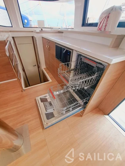 Bali 4.6 - Yacht Charter Sailica