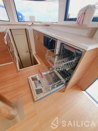 Bali 4.6 - Yacht Charter Sailica