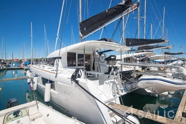 Lagoon 40 - Yacht Charter Sailica